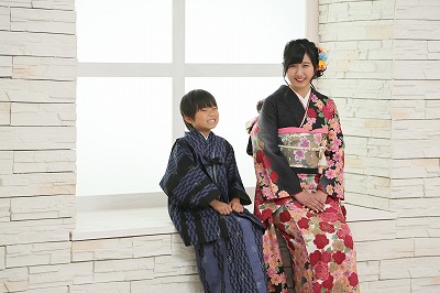 姉弟写真・兄弟写真・姉妹写真をお考えの方 ちょっと人と違うおシャレな家族写真撮りませんか？ご兄弟姉妹様のお衣装もそろっています！どんな服で撮るかご紹介！袋井店スタッフブログ静岡・浜松で成人式の振袖レンタル・前撮りならアニバーサリースタジオガーネット