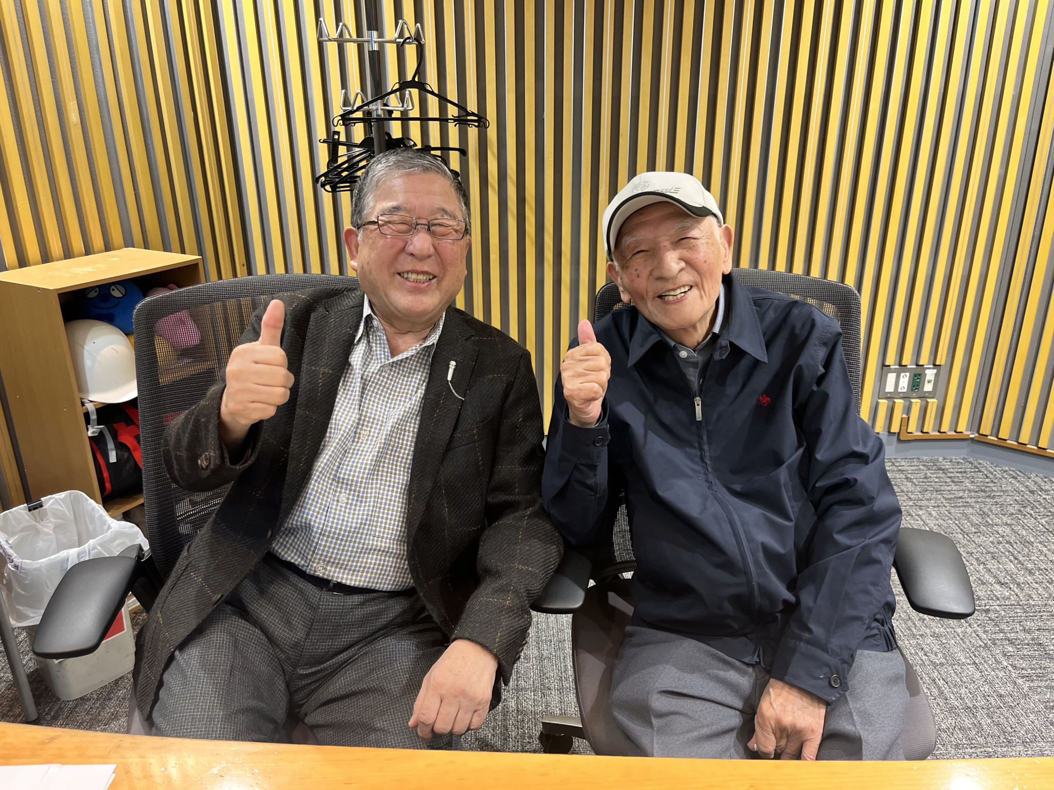 生野陽子アナ「2人で撮ってよー」、夫の中村アナとパチリ - ライブドアニュース