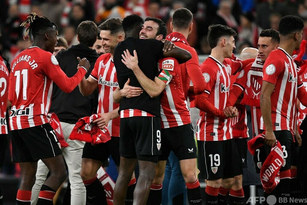 アスレティックビルバオ会長、ジョン・ウリアルテは、クラブ関係者とともに、今日、サッカーの才能ある兄弟であるイナキとニコ・ウィリアムズが設立した学校を訪問しました。今回の訪問は、ウィリアムズ家が地域社会への継続的な貢献、特に教育とスポーツ発展の領域