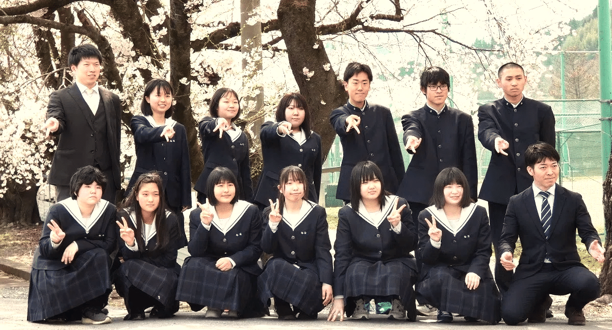 クラスの集合写真は楽しくポーズを決めて！思い出アルバムの作り方