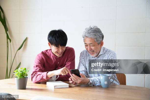 ケータイからスマホへ切り替えなら📲, ＼, CM公開中📺✨, スマホデビューしたおじいちゃん。, 寂しそうな奈緒さんにおじいちゃんはスマホを使って 👴, ▼「 はじめてスマホプラン」の詳細はこちら, http:spr.ly 6188JL1Pw,▼30・60秒の長尺版CMはこちら, http:spr.ly 6189JL1PbNTTドコモ NTT DOCOMO