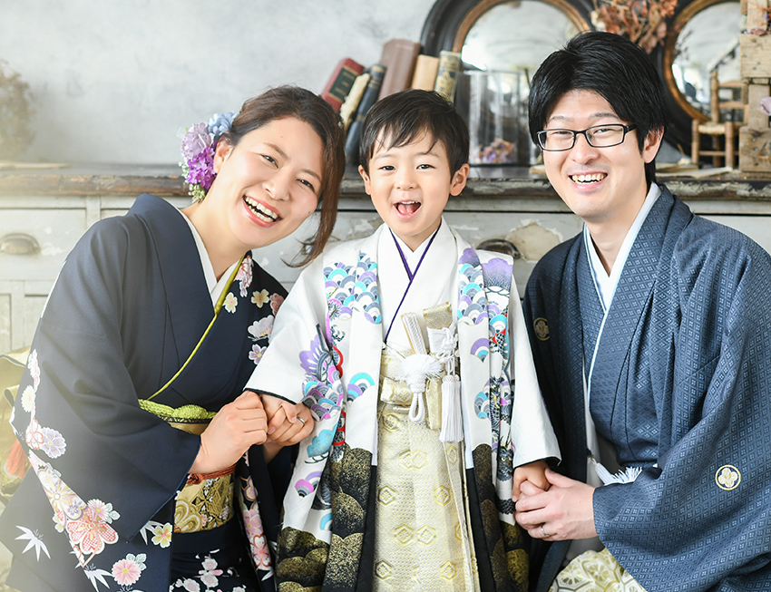 映画のワンシーンのようにとってもおしゃれ」公園で遊ぶ家族写真の撮影OurPhoto アワーフォト