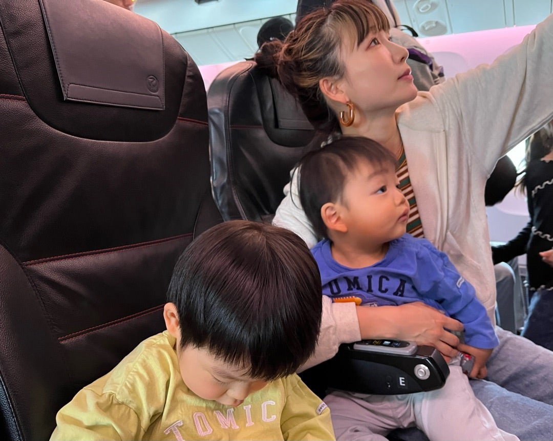 赤ちゃん連れ飛行機、トータル150時間移動を経験したママがコツや注意点を徹底解説！たまひよ