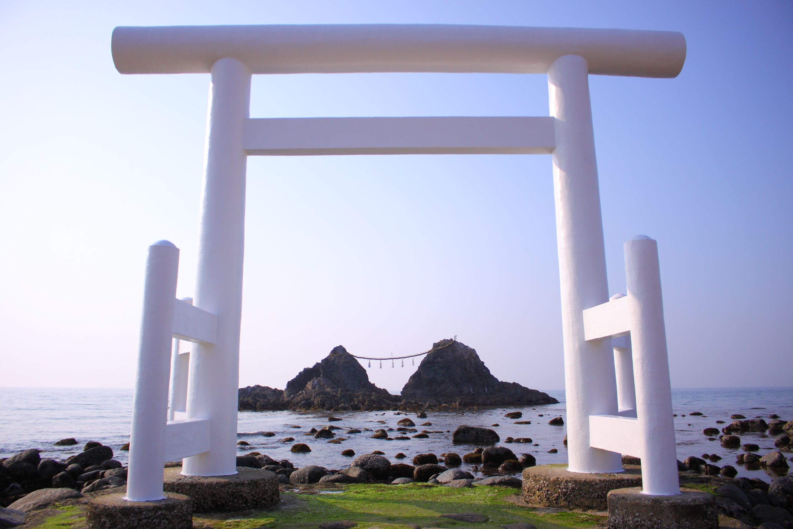 日本の渚百選に選ばれている「桜井二見ヶ浦の夫婦岩」6時間2,000円～カースタレンタカ