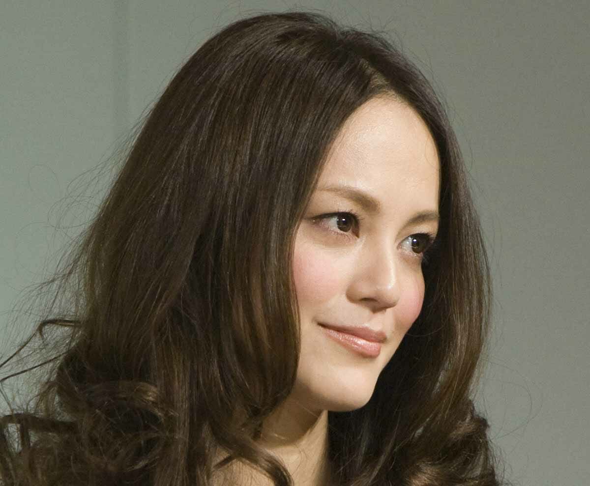 牧瀬里穂、幼少期の”うさぎ姿”が「４歳で完成してる」「美脚ラビットちゃん」などファン悶絶 - スポーツ報知