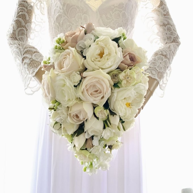 白のガーデンクラッチブーケフラワーショップ 花次郎 ウェディングブーケ