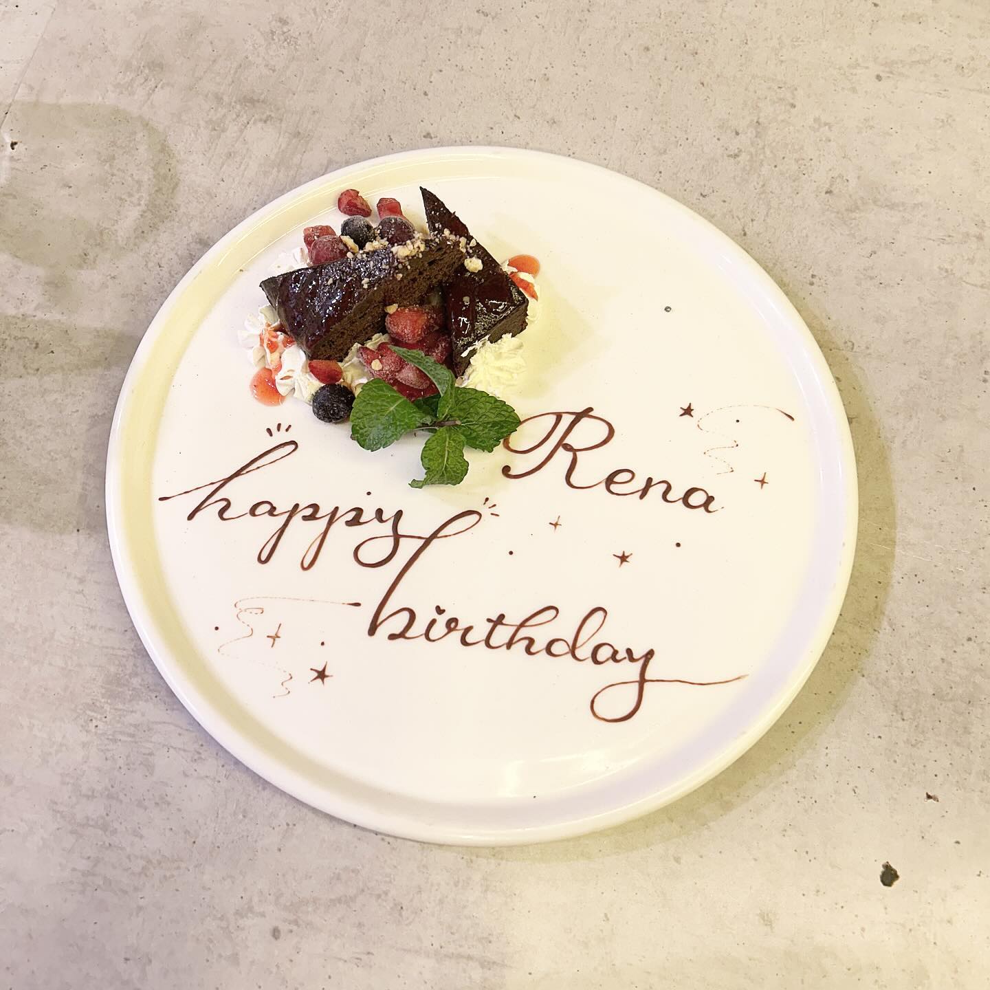 かわいい誕生日画像：豪華な誕生日ケーキとハートが可愛いケーキトッパー 中央 のフリー画像おしゃれ・かわいい無料写真素材：GIRLY DROP