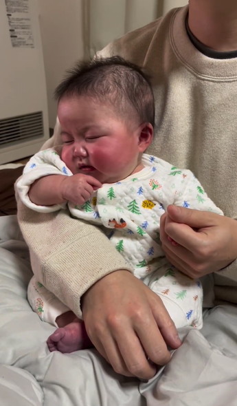 反り返りの強い赤ちゃん３．反り返りは当たり前じゃない！スリングならnicoBaby 公式