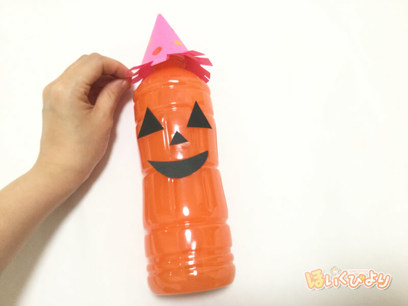 makyアンパンマンボーリング🎳 キャラクターものは基本作らないのですがやっぱり結局みんなアンパンマンが好き💕 ということで、キャラクターの帯を作って ラミネートしたものを、絵の具で作った色水を入れたペットボトルに巻いています。Instagram