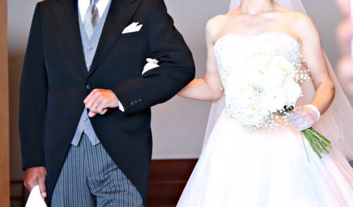 挙式入場シーン お父さん・お母さんの間に挟まれて３人で登場する演出が素敵♡marry マリー