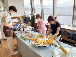 AH一之江 新卒スタッフが企画に挑戦した母の日レクリエーションが行われました♬公式 介護付有料老人ホームアズハイム