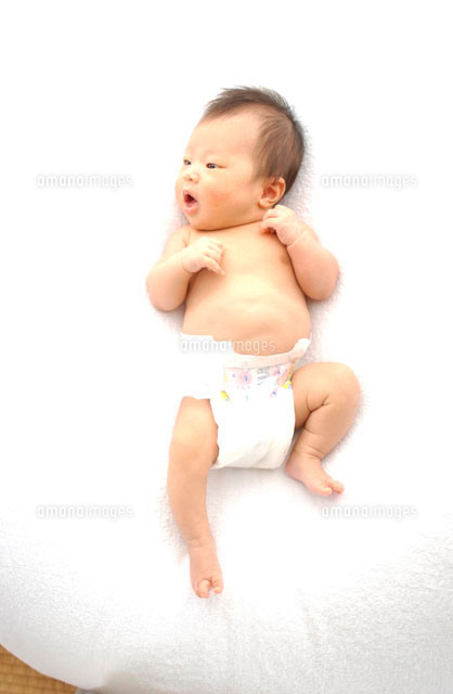 お風呂あがりにおむつ姿でごろ～んとしている瞬間を撮影したこちらの1枚💕 . 一緒に写っている雑誌に掲載されている赤ちゃんは、 実はこちらの赤ちゃんのお兄さんが生後3ヶ月のときに撮影されたものなんだそう！😆. ママ曰く「やっぱり兄弟似てます♥️」とのこと