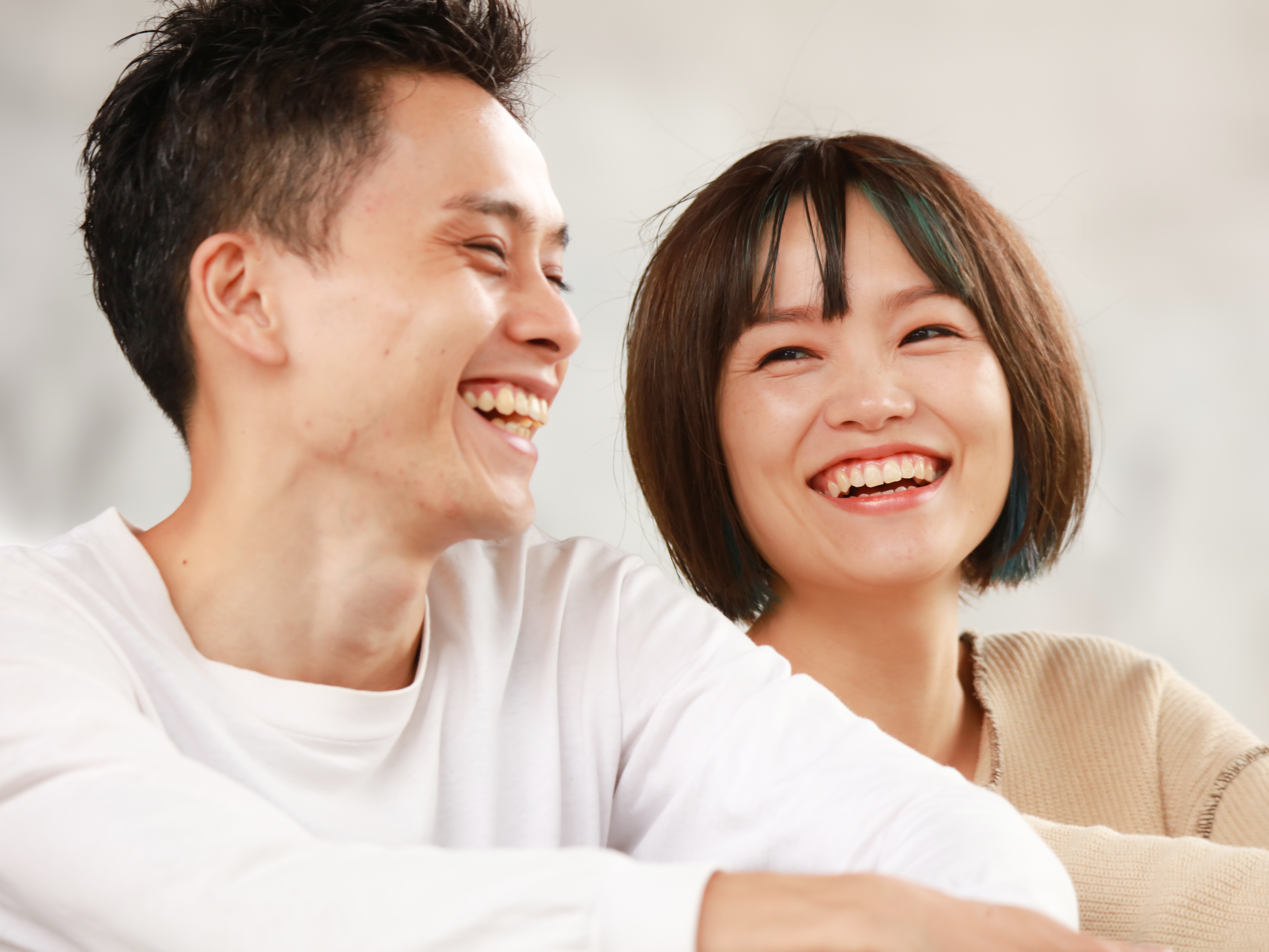 配布中 暗い雰囲気のカップルが手をつなぐ 壁紙 壁紙 by Wallpaper HDWidgetClub