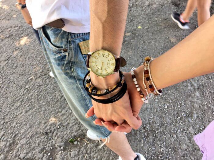 もも＆まどぴの恋人繋ぎ