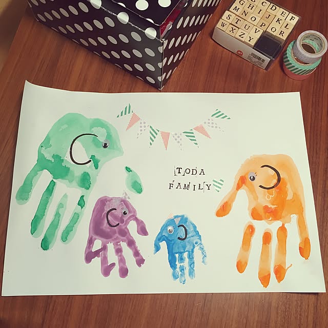 親子でぬりぬりペタペタ楽しい「手形足形アート」つづる