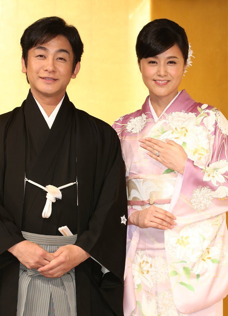 藤原紀香＆片岡愛之助、笑顔で結婚報告「マスコミさんに感謝」 - 映画ナタリ