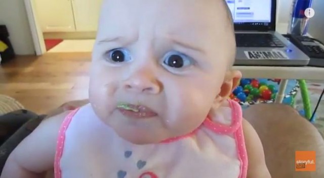 046_生後7ヶ月20日赤ちゃん『離乳食リンゴ,おもしろい顔』Funny face.1st apple - YouTube