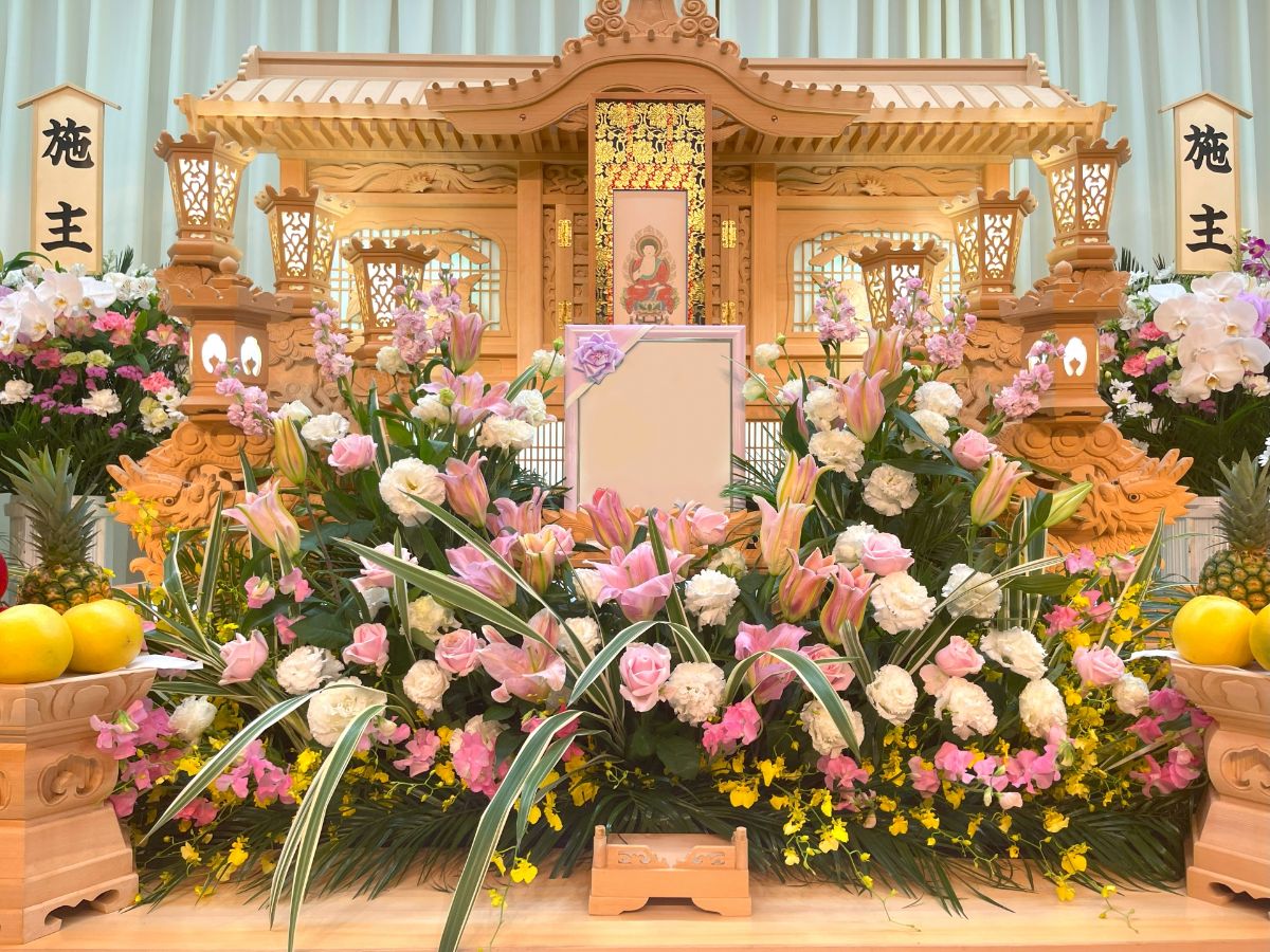 花祭壇の魅力 人気の理由と愛される定番の花や費用相場まで自宅葬のここのコラム