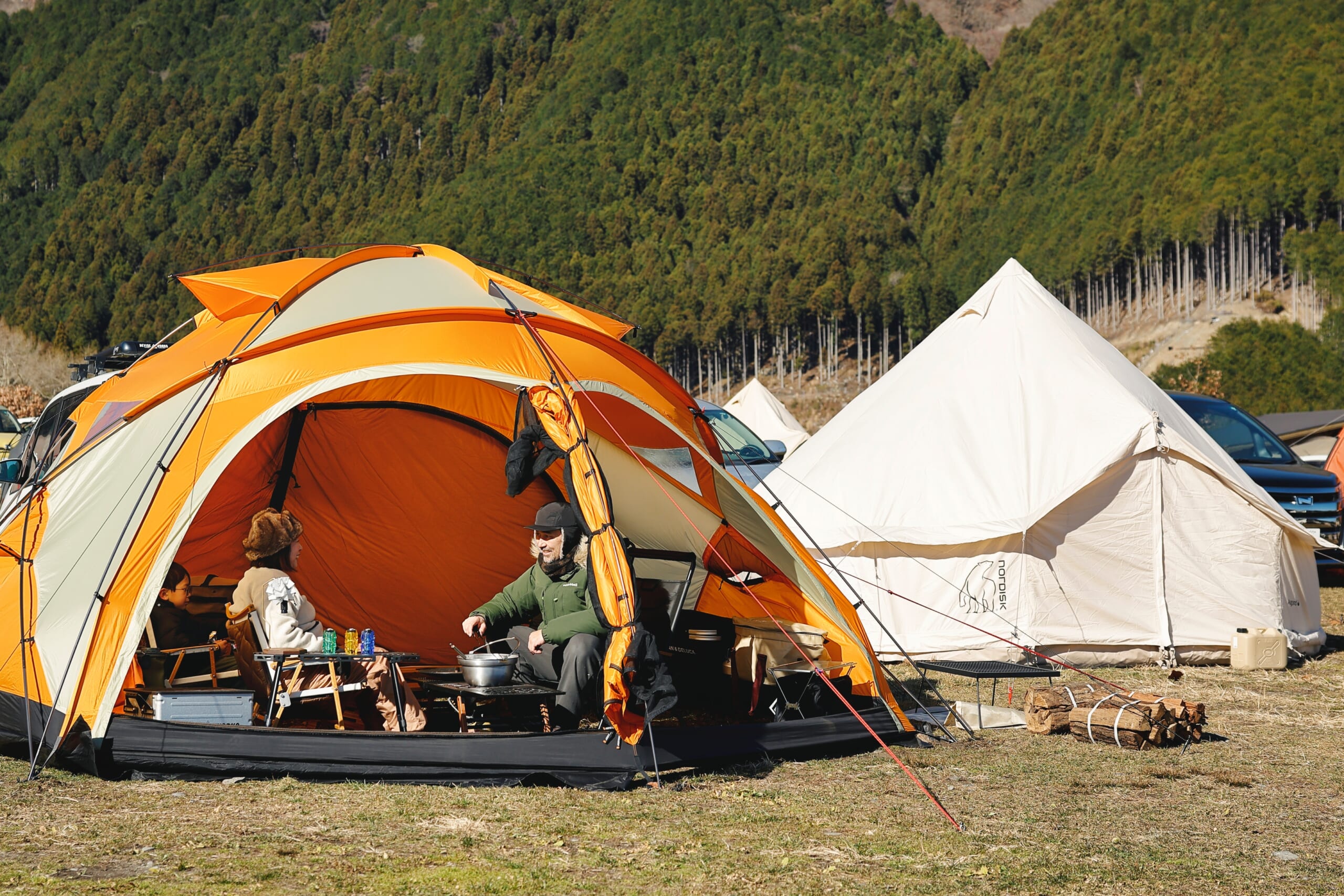冬ファミリーキャンプ 子連れキャンプの過ごし方 お座敷スタイルエアーテント温泉のあるキャンプ場