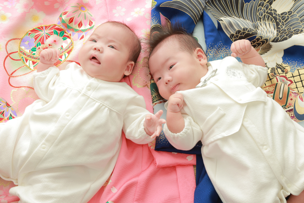 双子の男の子と女の子の赤ちゃんの写真・画像素材-Snapmart スナップマート