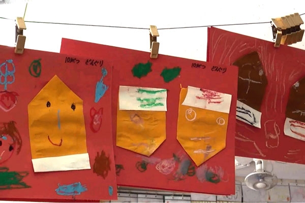 hoiku_omamori 👈保育の製作を毎日投稿✂️＆ストーリーズで何でも質問できる🙌コロコロどんぐり🍂秋にぴったりの落ち葉とどんぐりの 製作です！拾ってきたどんぐりを使うと、より季節を感じられますね✨準備するもの・色画用紙 ・おりがみ ・絵の具 ・ペン