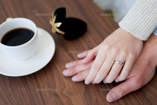 136,420 カップル 手をつなぐ Stock Photos, High-Res Pictures, and Images - GettyImagesカップル 握手, カップル 後姿, カップル キス