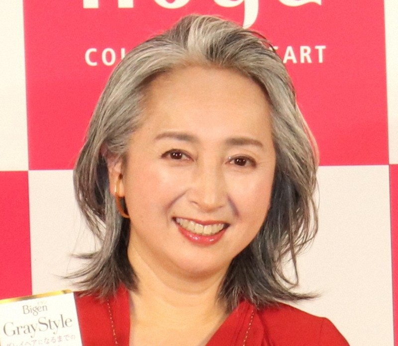 近藤サト「おばあさんがいる！いやいや私だ 笑 」グレイヘアを選んで「劣化したと言われるのは想定内だったけれど」CHANTO WEB