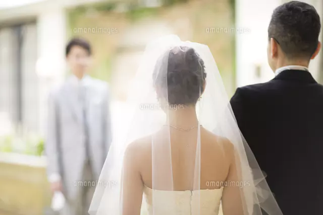 バージンロードは誰と歩く？意味・由来・歩き方から演出、父親以外と歩くケースも紹介