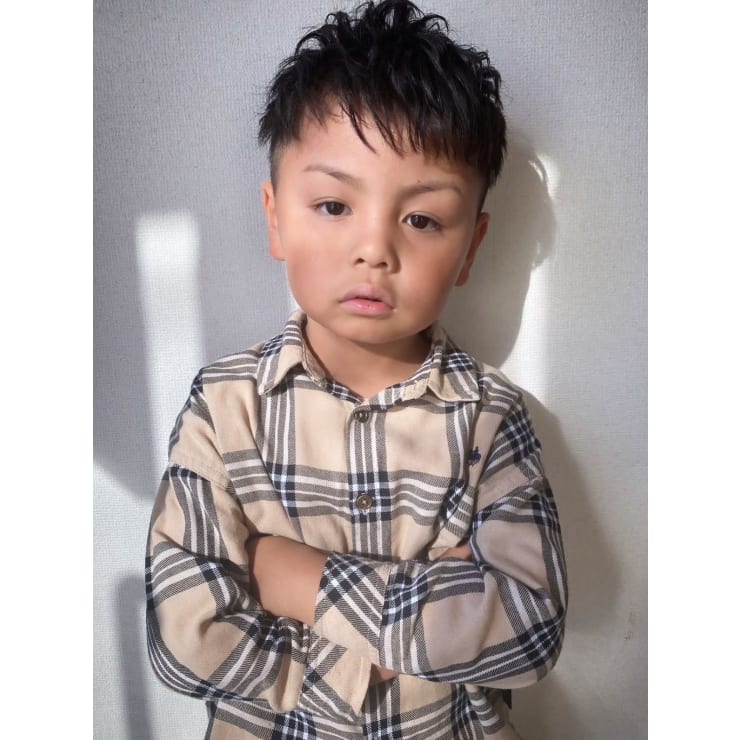 キッズハイライト 夏休み、冬休みの長期休暇にやる男の子 続出してますキッズカット男の子 キッズカット 男の子髪型 男の子ヘア 男の子 ヘアスタイル キッズカラー キッズハイライト メンズハイライト メンズカラー ハイライト ハイライトヘア 御殿場美容院 沼津美容