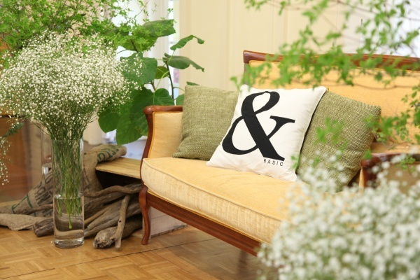 おしゃれな花嫁さんは迷わず選ぶ♡高砂ソファのアイデア10選ウェディングニュース