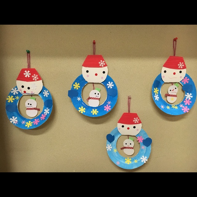 冬の製作「雪だるま」綿棒スタンプと穴あけパンチで雪を降らせよう