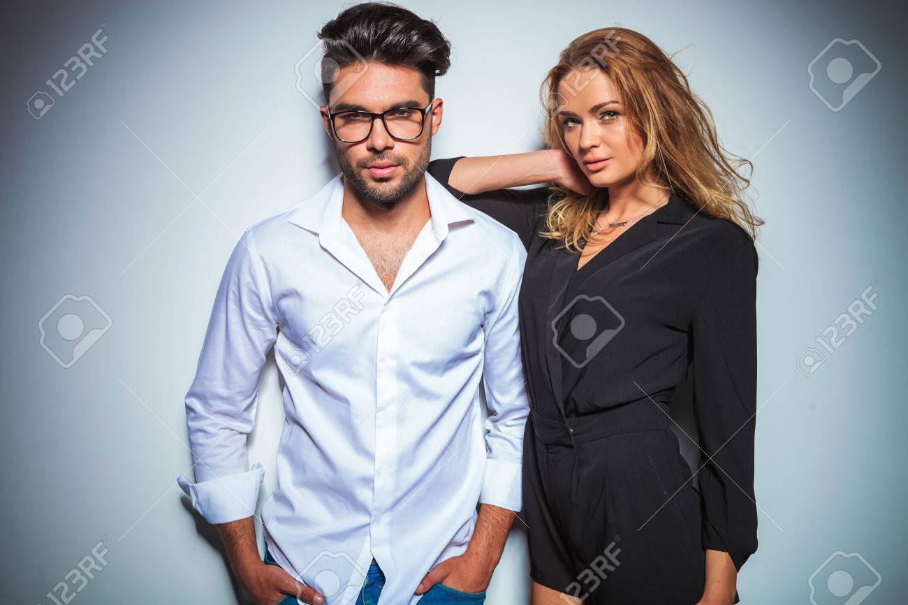 男性の肩に手を回すウェディングカップル 10568000038 の写真・イラスト素材アマナイメージズ