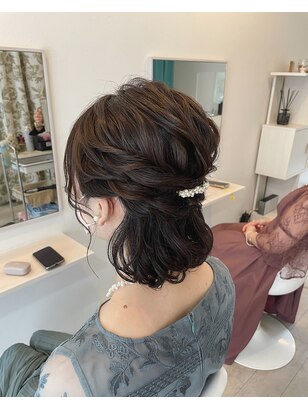 結婚式のお呼ばれヘアセット・メイクのポイントを解説！セルフアレンジ例や注意点もコラムアトリエはるか公式サイト