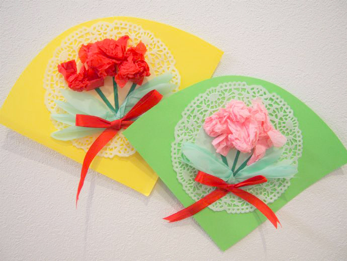 5月11日は、『母の日』です。 幼稚園でも、お母さんってどんな人？何してくれる？と、自分にとって大切で大好き🩷だとしっかり考えてから、プレゼント作りをしましたよ。３歳児♡にとっては、初めてのプレゼントになる子もいるようです。 ４歳児は、お母さんのかわいい顔