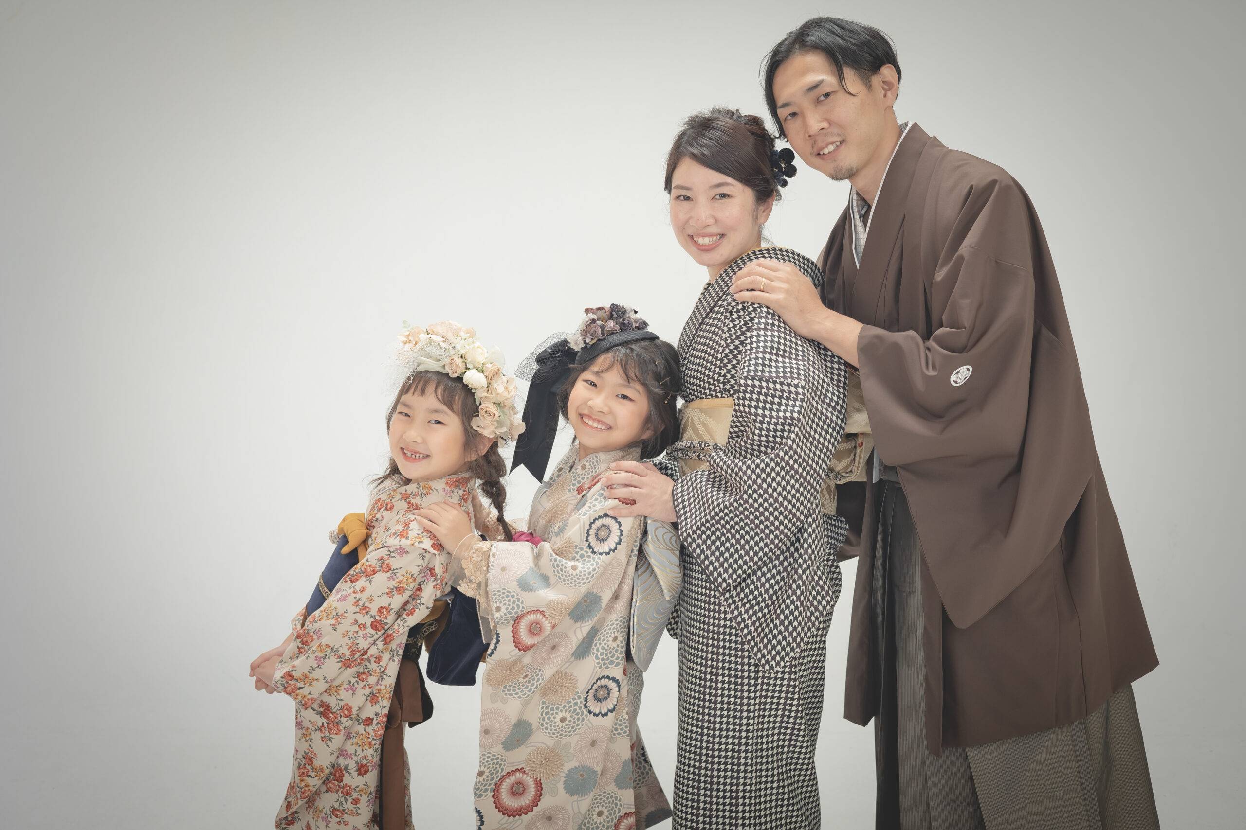 七五三でおしゃれな家族写真を撮ろう！おすすめポーズ30選を紹介 - 七五三,成人式,フォトウエディングの撮影なら阿部写真舘 茨城プレイアトレ土浦店へお任せ