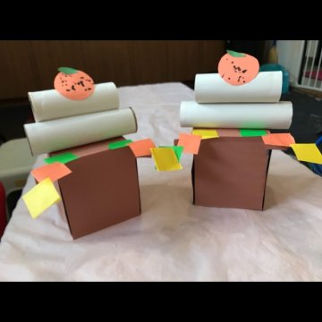 1月の製作アイデア「ちぎり絵の鏡餅②」🐮 鏡餅の大小２つの丸いお餅には「円満に年を重ねる」という願いが込められています✨子ども達とお正月の話をしながら「鏡餅」をちぎり絵で作ってみましょう♪ 紙の質感や破く音、のりの感触などを楽しみながら製作してみて