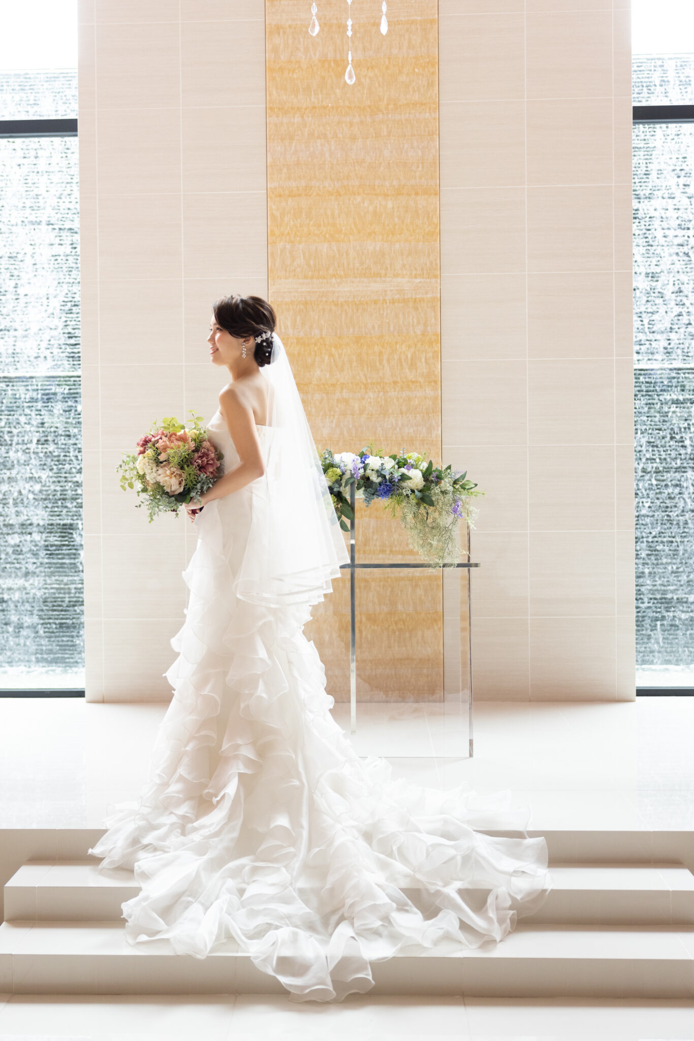 挙式は正統派のシニヨン、 ベールをとった後は毛先にアレンジを加えて 遊び心のあるスタイルに仕上げました✳︎ : お持ち込みでの婚礼ヘアメイクこご予約はHPのコンタクトよりお気軽にご連絡下さい✉️ : ✳︎パレスホテル東京 でのご予約の方は 担当プランナーの方へご