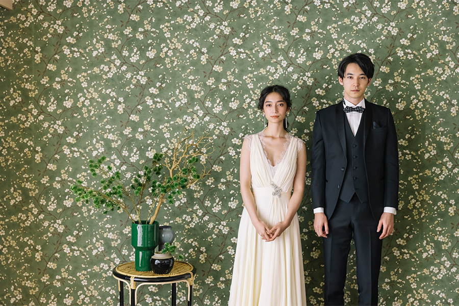 大正ロマンの世界観で、レトロな和装ウェディングフォト📷レトロなロマンチックさを持つ、大正ロマン風の ウェディングフォト。 今日は大正 ロマンの雰囲気で結婚写真が撮れる ロケスポットやコーディネートについてご紹介します！👘 💡コーディネートのポイント