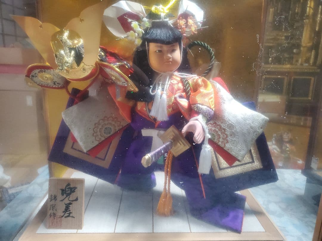 岩田屋本店 公式博多人形とガラス細工の五月人形 展開中〜5月5日 木 まで 宗像市にある「博多びーどろ 粋工房 」のガラスの武将兜。黒と赤と緑の色展開です。型ではなく手作りの風合いが武将兜ではありますが、優しく柔らかなイメージです。Instagram