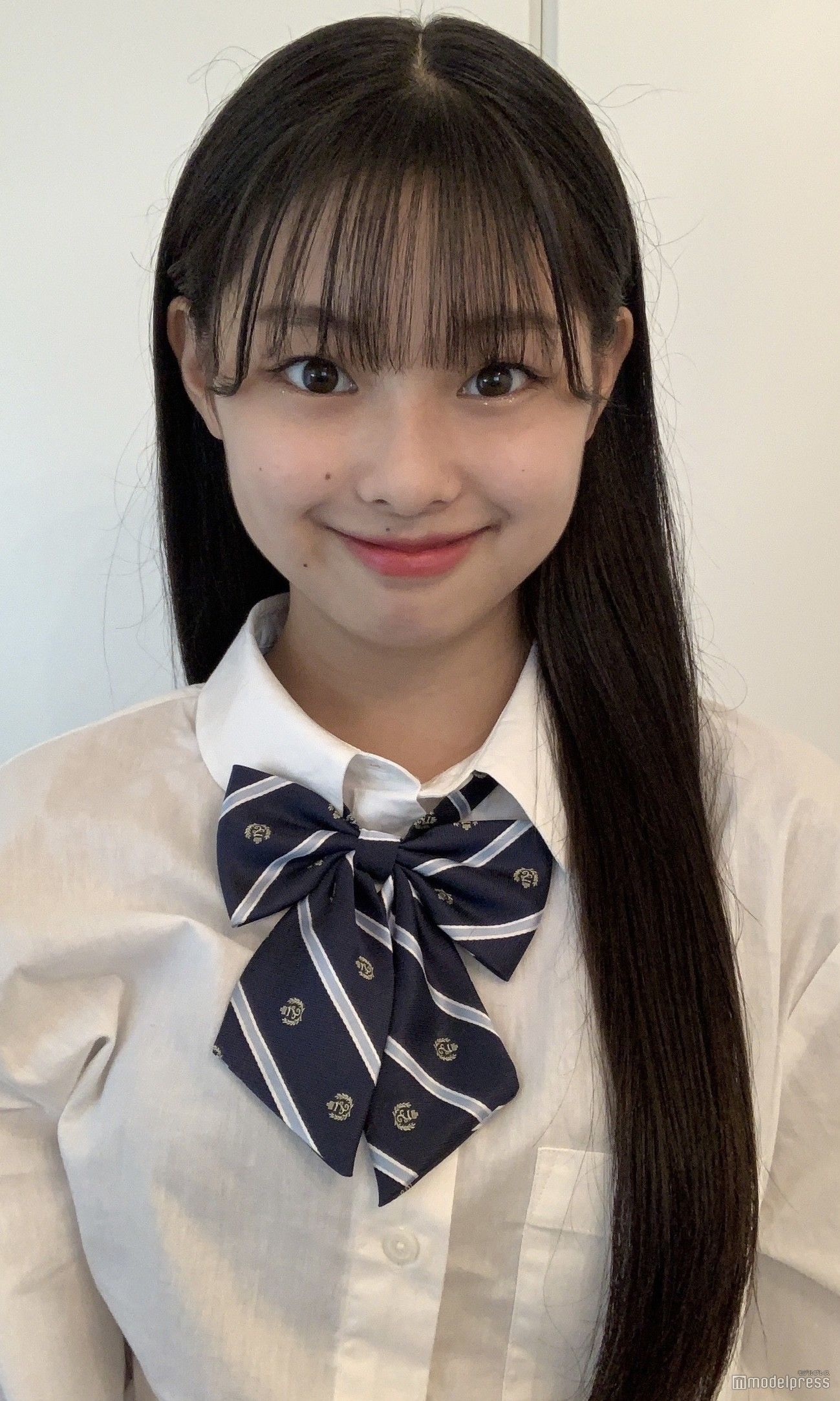 教室で佇む女子中学生 10726002987 の写真・イラスト素材アマナイメージズ