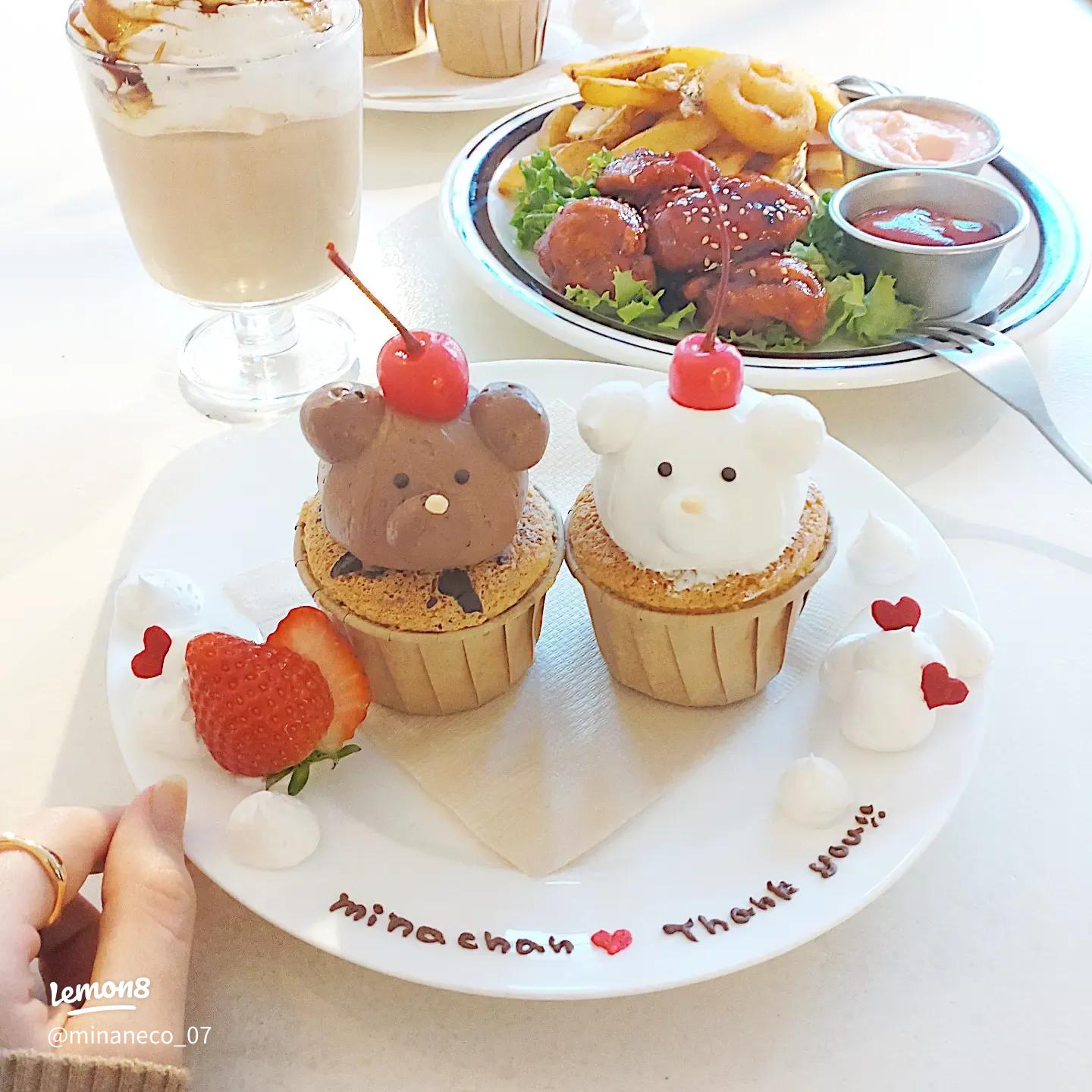 日本一アフタヌーンティー巡ってるayapom高円寺 ALL C'S CAFE 立体クマケーキとクマちゃんカップケーキセット🧸あとオムライスも🚩 立体クマちゃん2回目🐻♥️ 他の立体動物ケーキもかわいくて何回でも行きたい🥺💓 🖤立体クマケーキ2500円🖤カップケーキセット700円