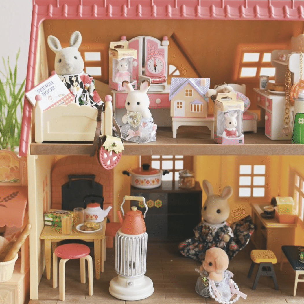 シルバニアファミリー 展示品 ディスプレイ用 ラックにシルバニアファミリーのお人形を並べて飾ってみました✨みんなが見守ってくれているようで、とてもかわいいですね♪シルバニアファミリーシルバニアsylvanianfamiliescalicocritterssylvanianドール