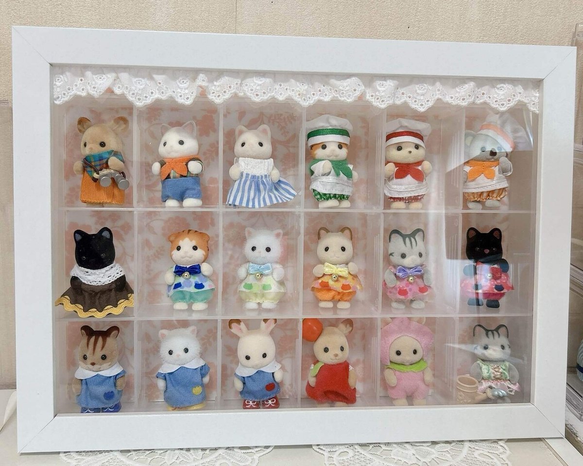 シルバニアファミリー - ラックにシルバニアファミリーのお人形を並べて飾ってみました✨ みんなが見守ってくれているようで、とてもかわいいですね♪シルバニアファミリーシルバニアsylvanianfamiliescalicocritterssylvanianドールハウスdollhouse