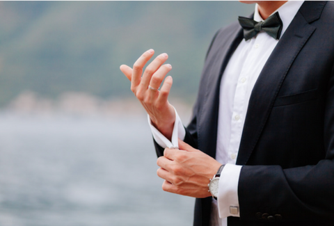 知らないと恥ずかしい 結婚式でのカフスボタンマナー！新郎新婦に祝福の意を込めて男のお洒落小物