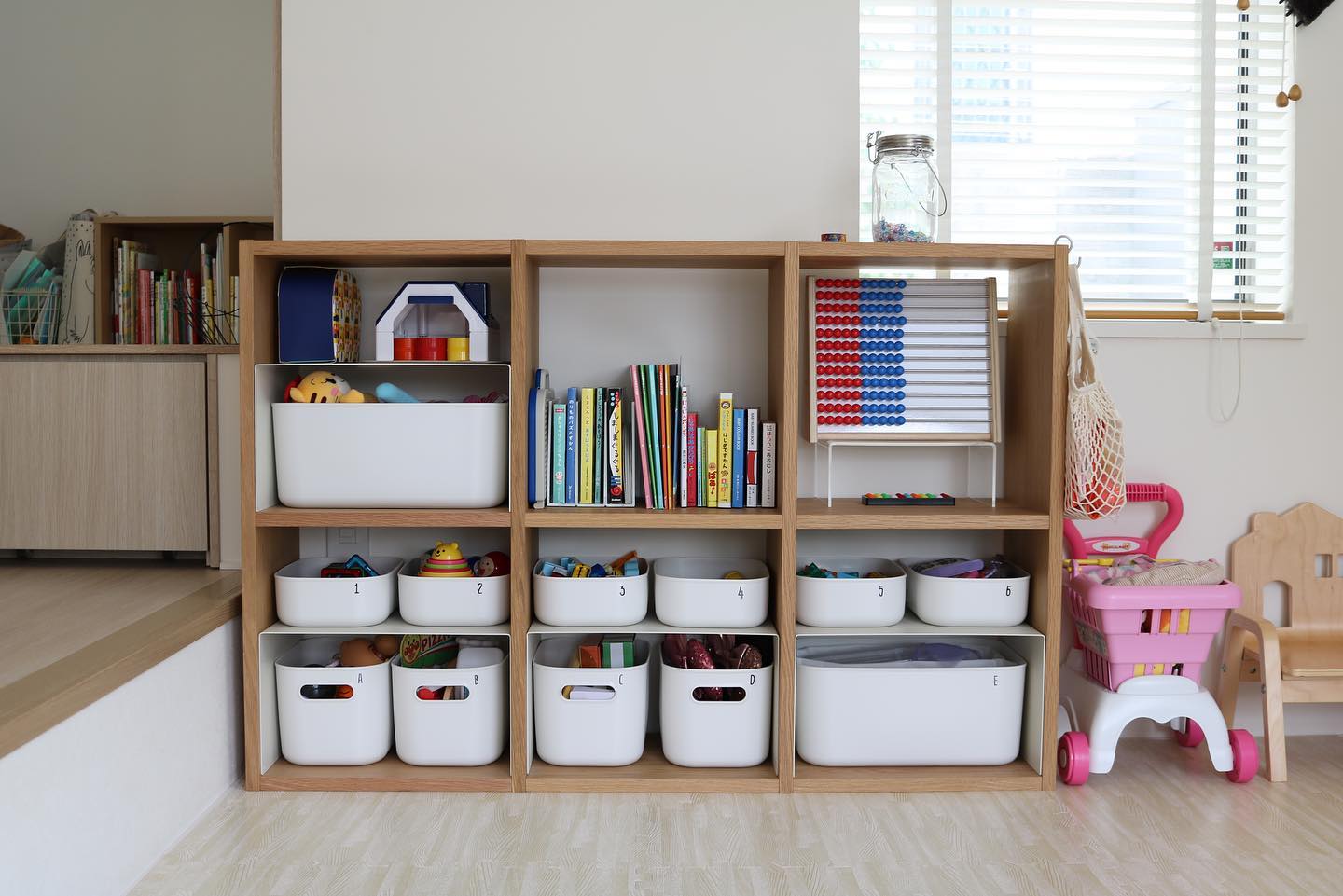 リビングのおもちゃ収納アイデア8選！片付けやすい「おもちゃ収納」を徹底解説します！収納デザインソムリエ