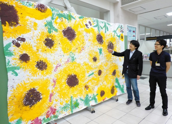 動画 紙コップひまわり 壁面工作に♪立体的で綺麗！保育士の転職・採用は 保育士バンク！