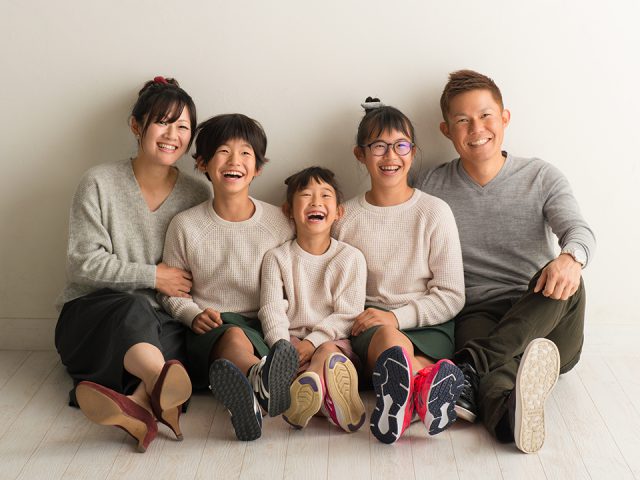 家族写真をおしゃれに撮るポイントは？服装や構図、撮影場所や撮り方まで解説フォトスタジオ ハピスタ 家族写真・子供写真・七五三