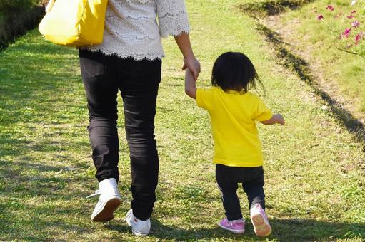 もう子どもに、手を振りほどかれない！ 警視庁が推奨する「手のつなぎ方」に7万“いいね” 災害時にも有効な方法とは？まいどなニュース