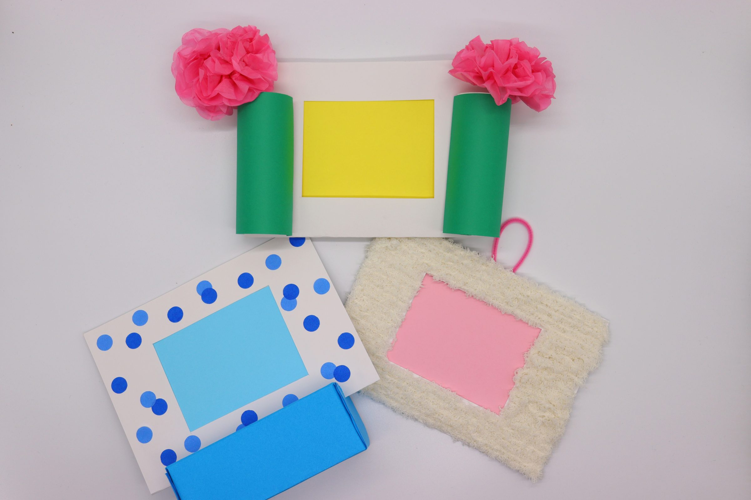 こんばんは🌝 わたこ先生です☆ . 本日は1・2歳児向け☆卒園プレゼント作りのご紹介🌷 ありがとうのお花メダル作ります🙆‍♀️🌸 .1歳児製作内容▶︎顔パーツを貼る .2歳児製作内容▶︎花びらを貼る ▶︎顔パーツを貼る . ※卒園のプレゼント製作ということで