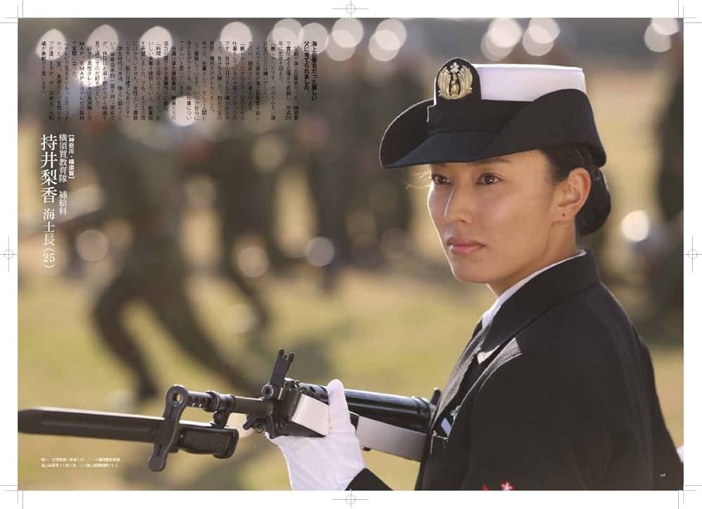 こんな所だよ！教育隊⑧どんな髪型？女性編・前髪は目にかからず、後髪は襟まで、横髪は耳にかからない程度のショートヘアが推奨されます 手入れの時間短縮のため・参考までにロングヘアの学生も数名います 昨年からOK！・ロングヘアの場合は、黒色のゴム